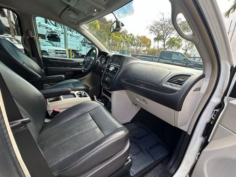 Used 2013 Chrysler Town & Country Touring image 26