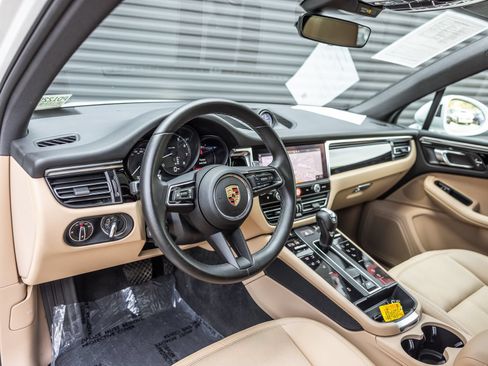Certified 2024 Porsche Macan AWD/4WD image 4