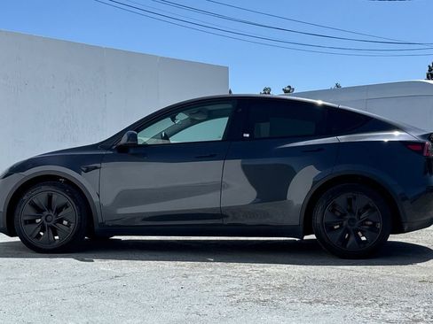 Used 2025 Tesla Model Y Long Range RWD image 6