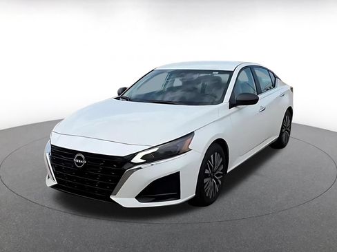 Used 2025 Nissan Altima 2.5 SV FWD image 8
