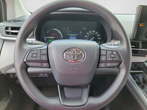 Used 2026 Toyota Sienna LE FWD image 17