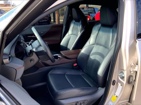 Used 2023 Toyota Venza XLE image 7