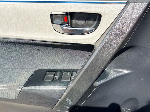 Used 2015 Toyota Corolla LE FWD image 17