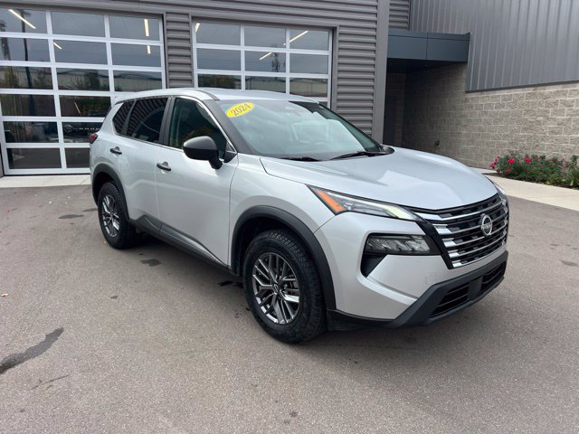 Used 2024 Nissan Rogue S AWD/4WD image 3