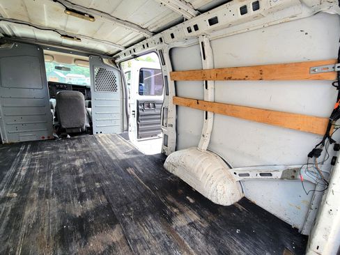 Used 2015 GMC Savana 2500 image 30