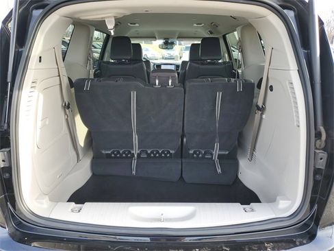 Used 2024 Chrysler Pacifica Select image 9