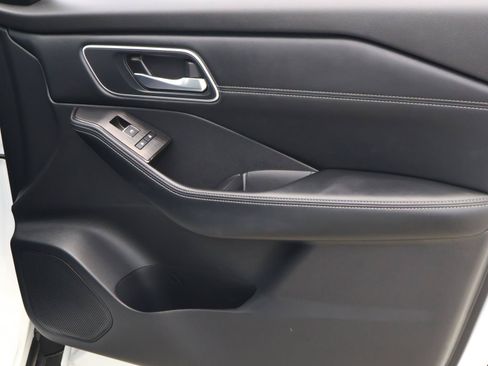 Used 2025 Nissan Rogue Platinum FWD image 16