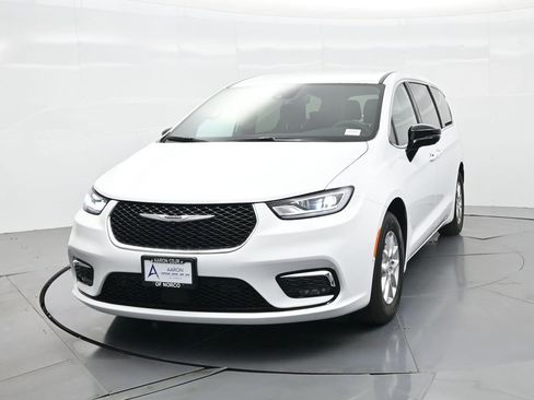 New 2026 Chrysler Pacifica Select image 3