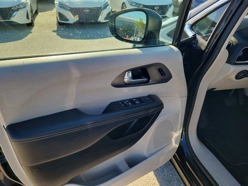Used 2023 Chrysler Pacifica Touring-L FWD image 21