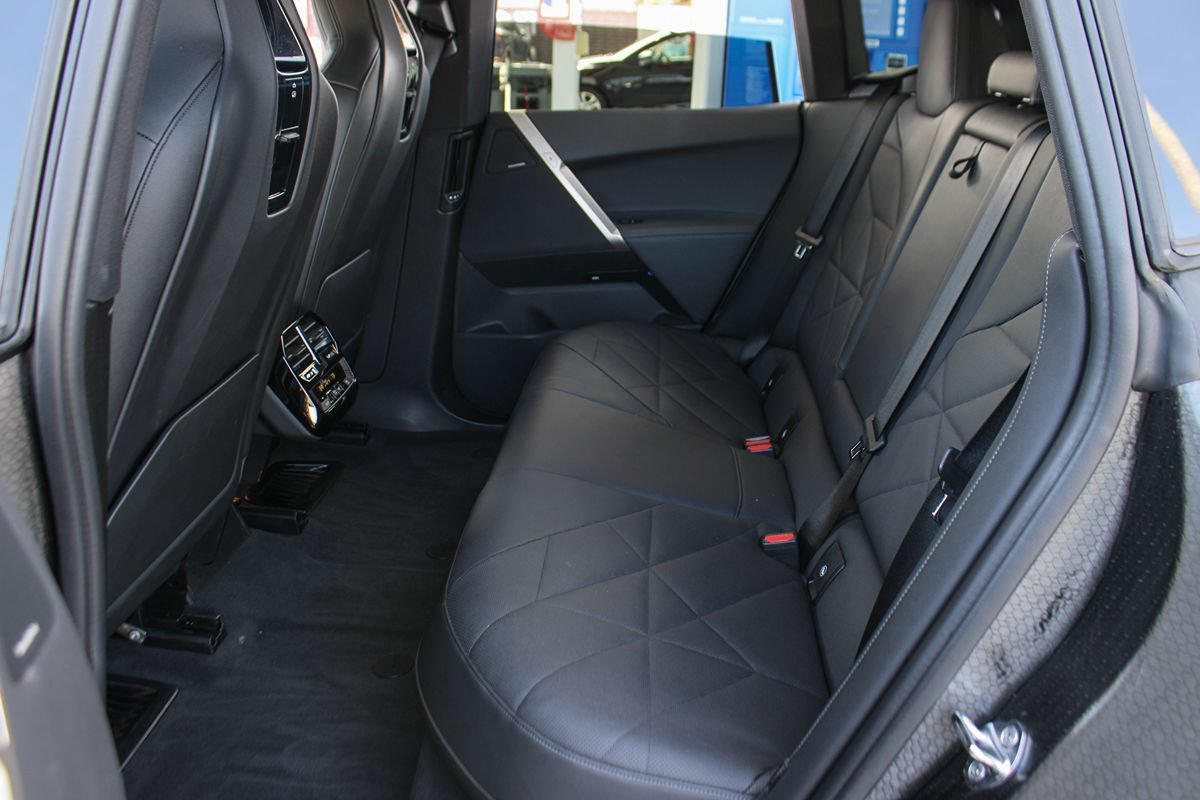 Used 2024 BMW iX xDrive50 w/ Sport Package AWD/4WD image 17