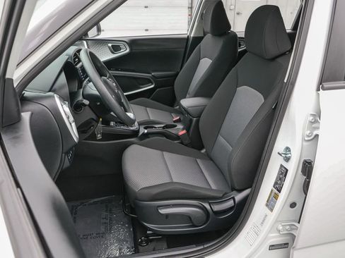 Used 2025 Kia Soul LX w/ LX Technology Package FWD image 12