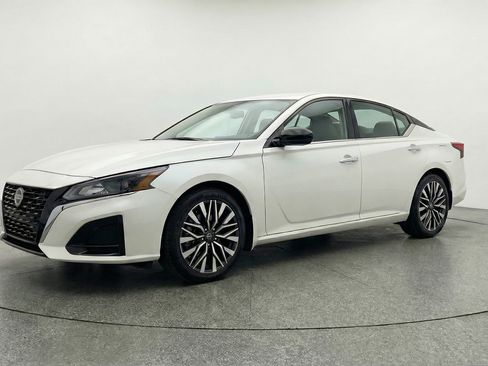 Used 2025 Nissan Altima 2.5 SV image 3