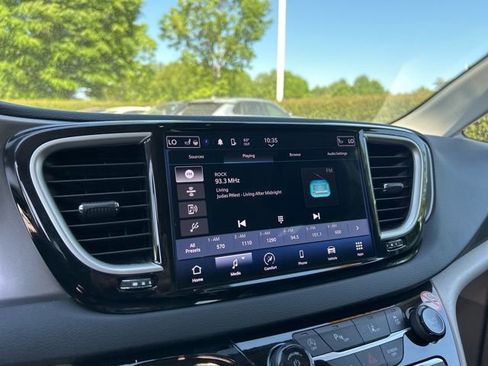 Used 2024 Chrysler Pacifica Touring-L FWD image 22