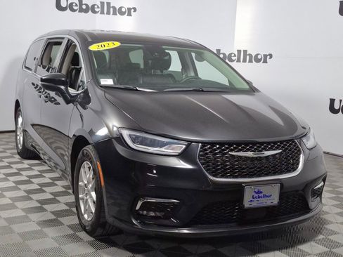 Used 2023 Chrysler Pacifica Touring-L image 1