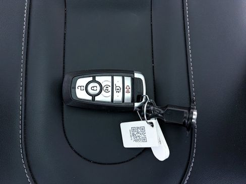 Used 2025 Ford Expedition Platinum image 32