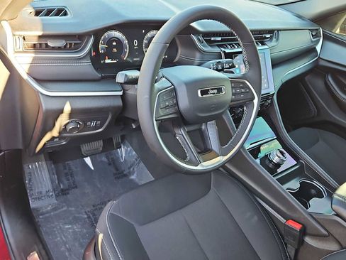 Used 2025 Jeep Grand Cherokee Laredo w/ Luxury Tech Group I image 10