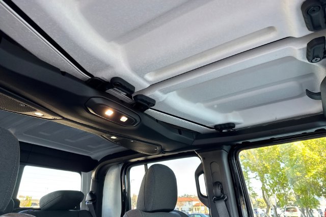 Used 2025 Jeep Gladiator Sport AWD/4WD image 16