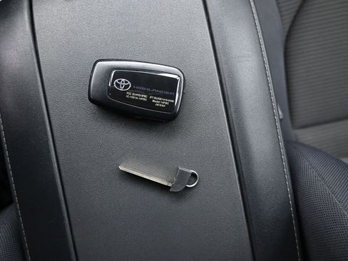Used 2021 Toyota Highlander LE AWD/4WD image 21