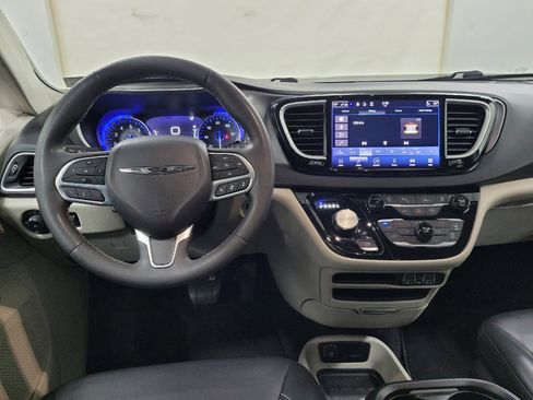Used 2023 Chrysler Pacifica Touring-L FWD image 22