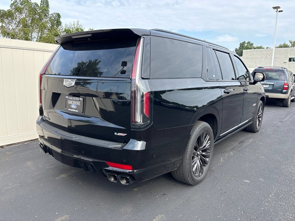 Used 2024 Cadillac Escalade ESV V w/ LPO, ONYX Package AWD/4WD image 3