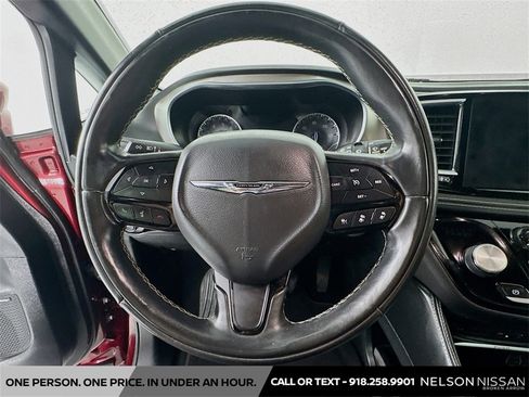 Used 2022 Chrysler Pacifica Limited w/ Uconnect Theater Family Group image 11