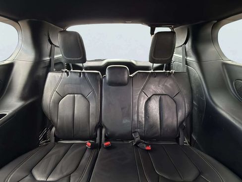 Used 2022 Chrysler Pacifica Touring-L w/ Uconnect Theater Family Group AWD/4WD image 16