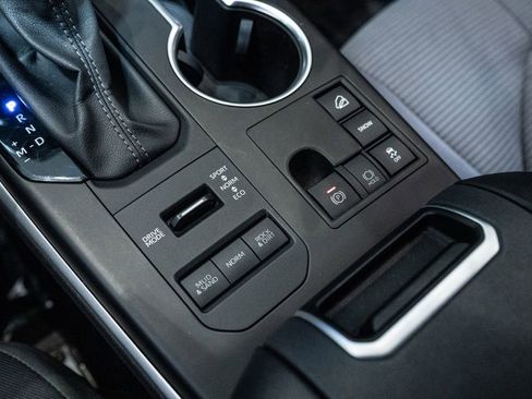 Certified 2024 Toyota Highlander LE image 29