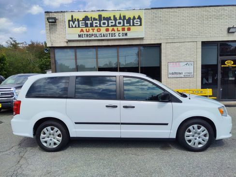 Used 2016 Dodge Grand Caravan American Value Package w/ UConnect Hands-Free Group FWD image 1