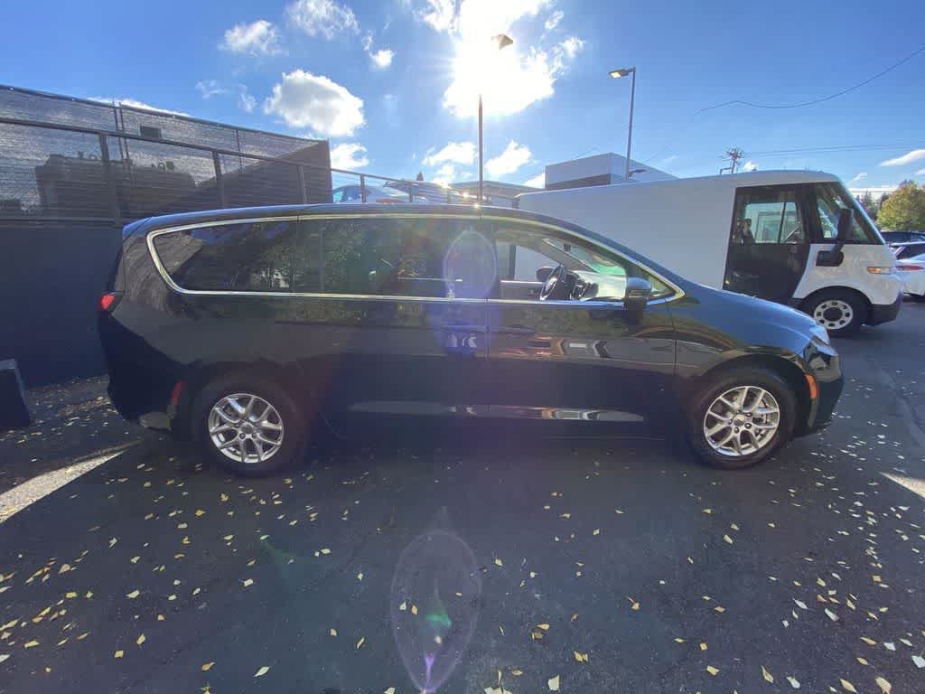 Used 2023 Chrysler Pacifica Touring-L FWD image 7