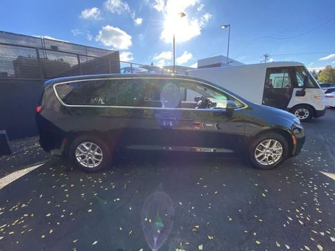 Used 2023 Chrysler Pacifica Touring-L FWD image 7