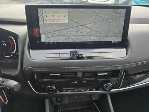 Used 2025 Nissan Rogue SL w/ Tech Package image 8