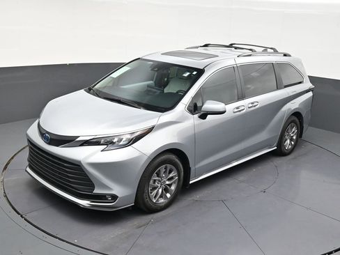 Used 2025 Toyota Sienna XLE image 12