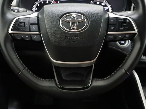 Used 2025 Toyota Highlander LE image 24