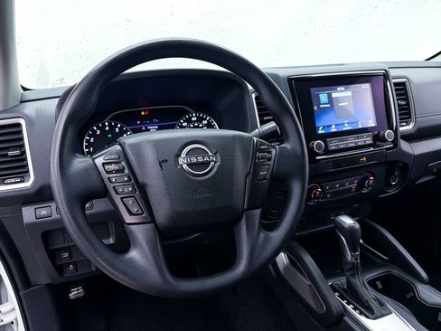 Used 2022 Nissan Frontier SV RWD image 3