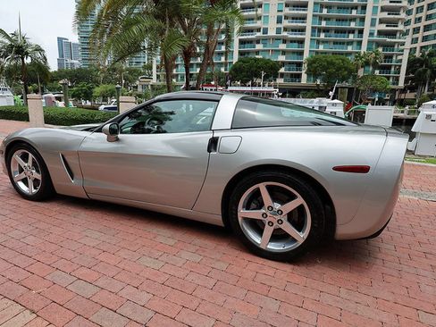 Used 2005 Chevrolet Corvette Coupe w/ Preferred Equipment Group RWD image 18