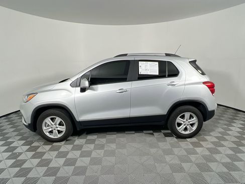 Used 2022 Chevrolet Trax LT w/ LT Convenience Package image 7