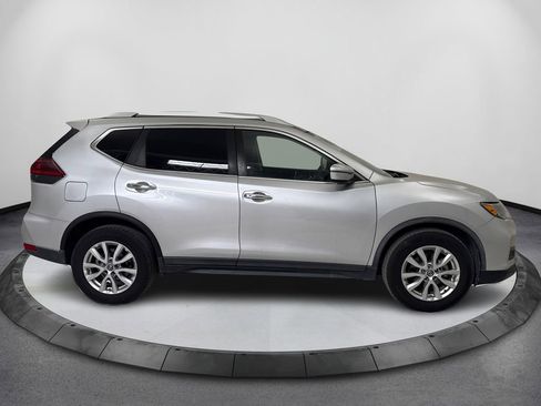 Used 2019 Nissan Rogue SV image 4