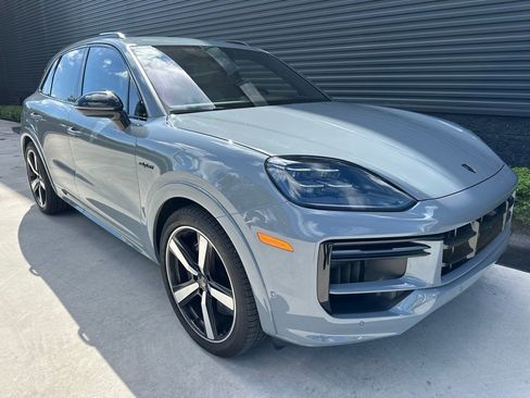 Certified 2025 Porsche Cayenne Turbo AWD/4WD image 11