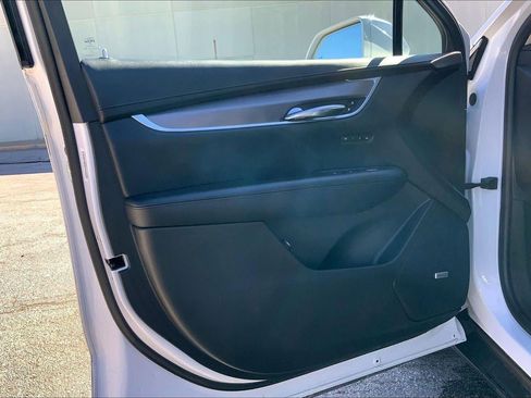 Used 2017 Cadillac XT5 Luxury w/ Driver Awareness Package image 24