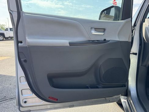 Used 2017 Toyota Sienna LE FWD image 12