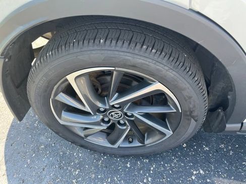 Used 2021 Toyota C-HR Limited FWD image 5