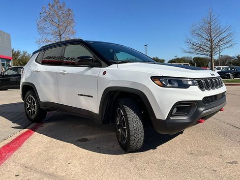 Used 2025 Jeep Compass Trailhawk AWD/4WD image 3