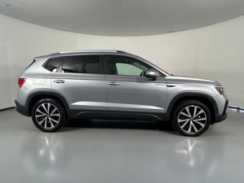 Used 2022 Volkswagen Taos SE w/ Panoramic Sunroof Package AWD/4WD image 8