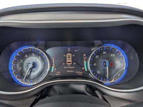 Used 2023 Chrysler Pacifica Touring-L FWD image 21