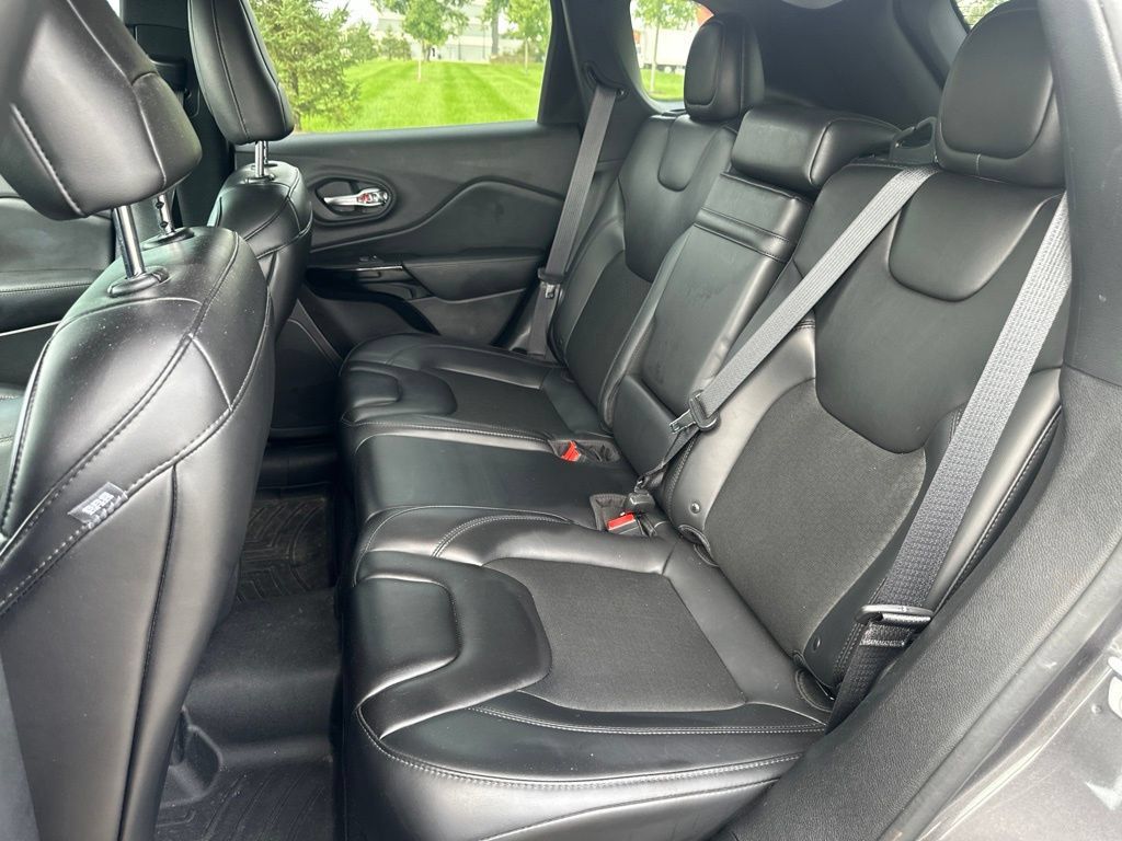 Used 2019 Jeep Cherokee Latitude Plus AWD/4WD image 13