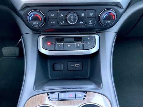Used 2022 GMC Acadia SLE w/ Driver Convenience Package FWD image 33