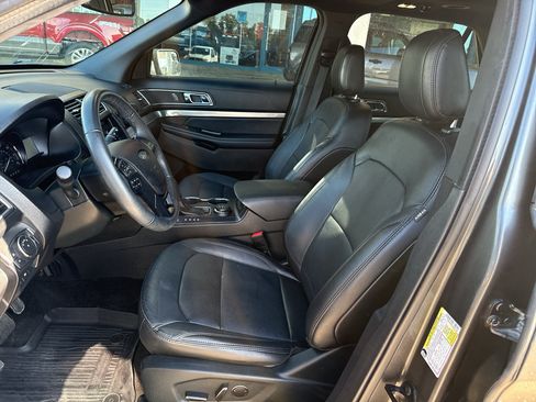 Used 2018 Ford Explorer XLT w/ Equipment Group 202A AWD/4WD image 12