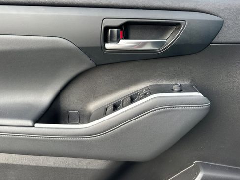 Used 2022 Toyota Highlander XLE image 10