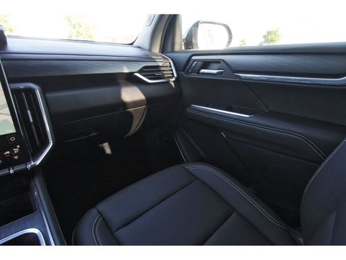 Used 2025 GMC Acadia Elevation w/ Elevation Premium Package FWD image 13
