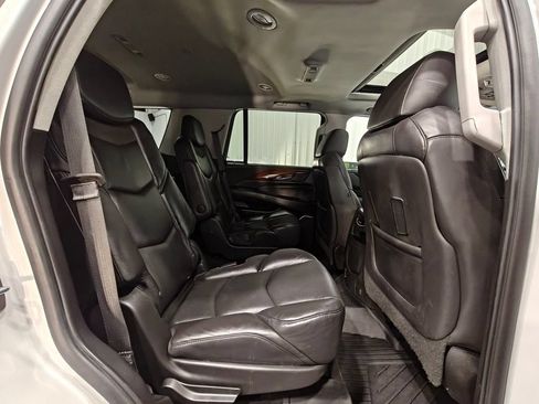 Used 2019 Cadillac Escalade Luxury AWD/4WD image 27